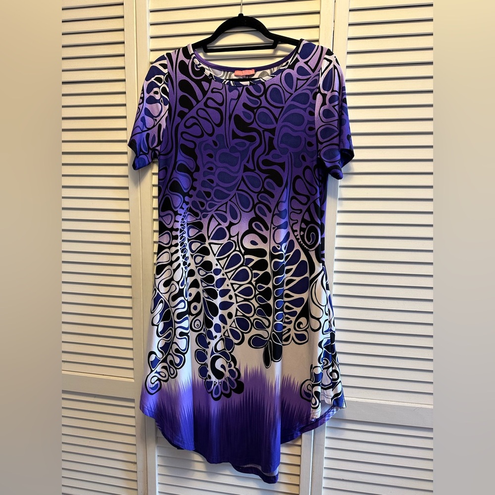 Simply Aster Small Knee Length Dress. Raised hem at sides. PTP 18”